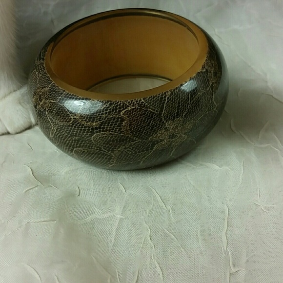 Wide Brown Lucite Bangle Bracelet Tan Floral Lace Overlay Retro Statement - Picture 4 of 5